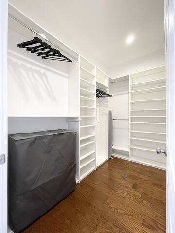 Stunning Craftsman Private Home in Jefferson Park! gallery image 3