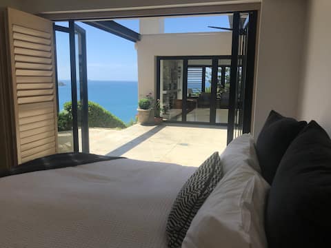 Popular Airbnb listing: Luxurious guest suite in cliff top beach house. in Waiheke Island