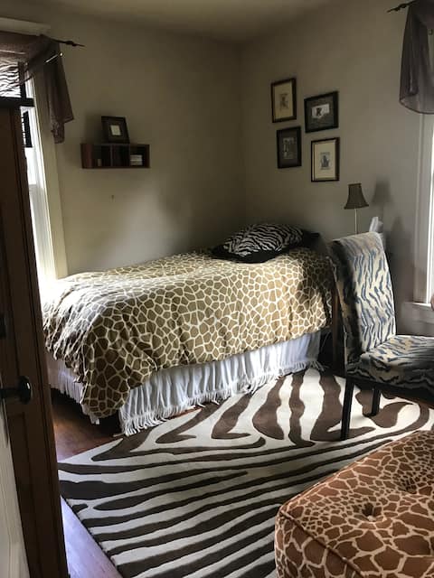 Private Bedroom next to NIU - Historic Home - 4