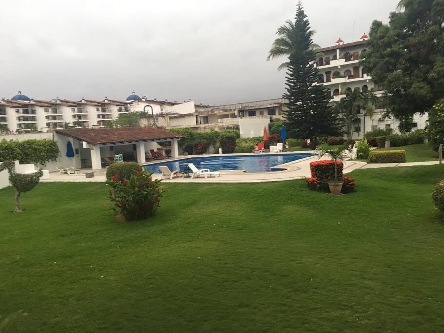 áreas verdes y alberca