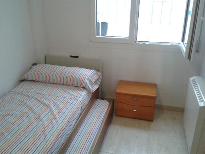 Dhomë gjumi me trungje në katin përdhes