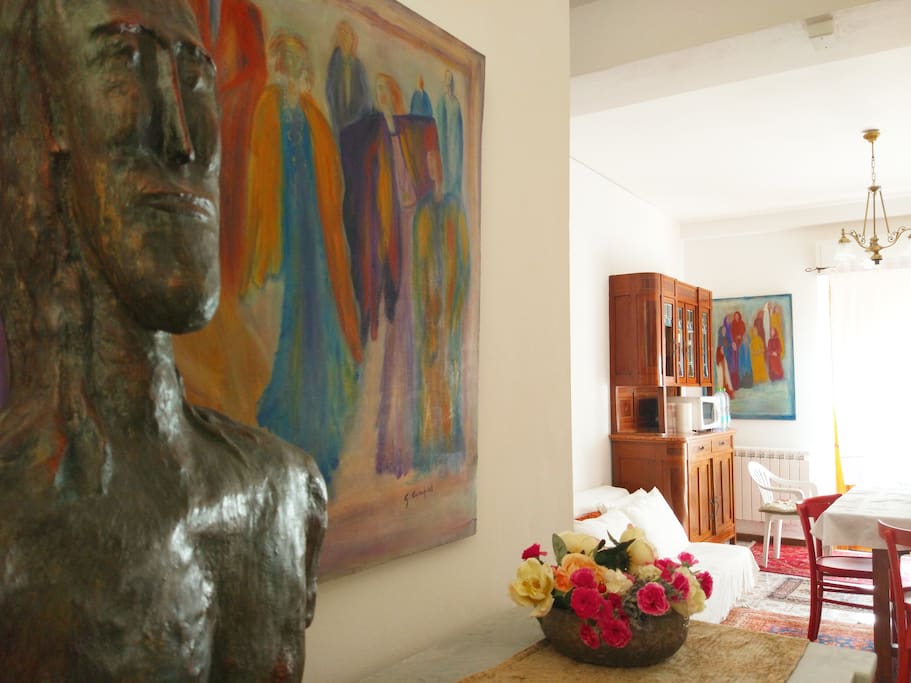 L'ingresso della casa con sguardo sul soggiorno