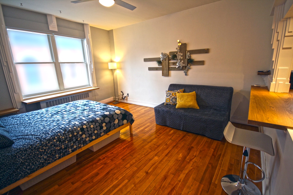 Основна стая с удобно двойно легло и разтегателен диван, който лесно се превръща в легло 