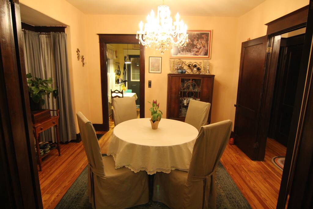 With the built-in speaker system, you can be entertained by music while having dinner.