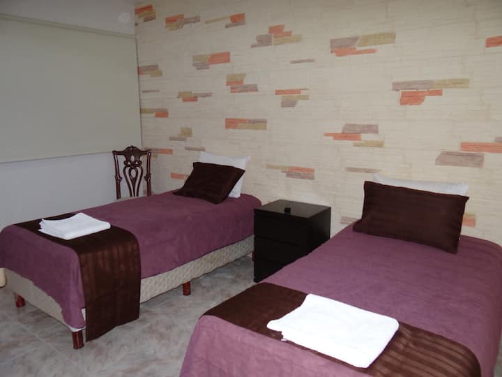 2 jednostruka kreveta. 