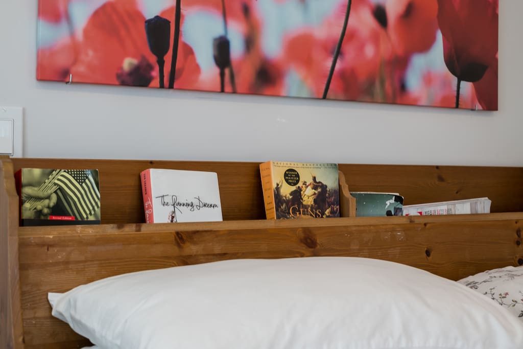 Conveniently located on the headboard, the small book shelves make your night reading more enjoyable.