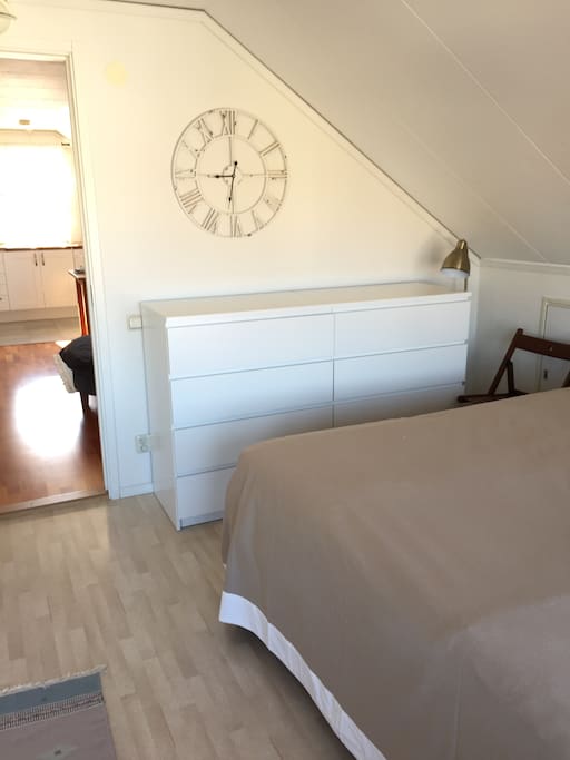 Sovrum 2, två enkelsängar med vikvägg till sovrum 1.
