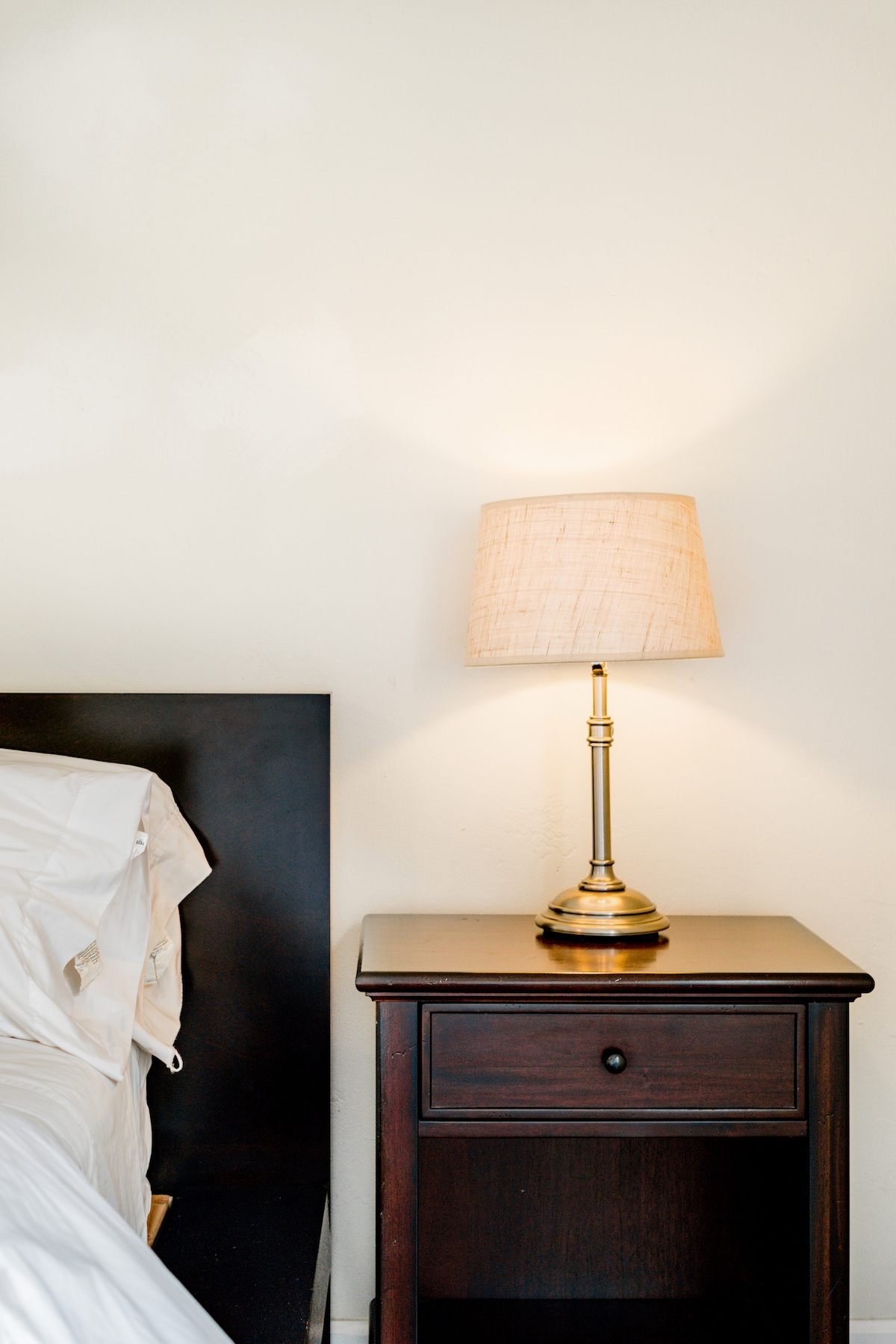 El dormitorio principal está en el lado norte de la casa. Las puertas francesas dan al patio trasero privado y a la piscina.