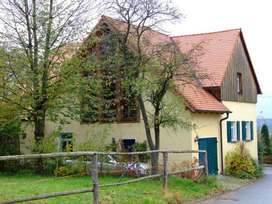 Die Wohnung von der Rückseite, mit dem verglasten Giebel