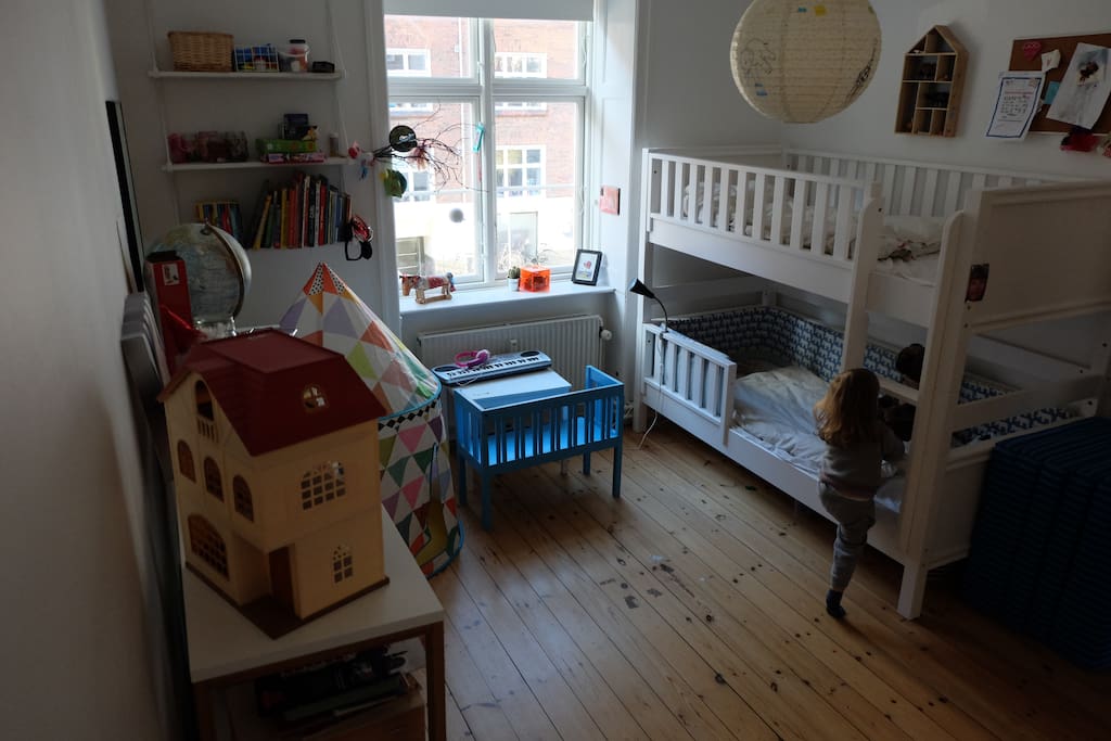 Kids room, bunk bed full length