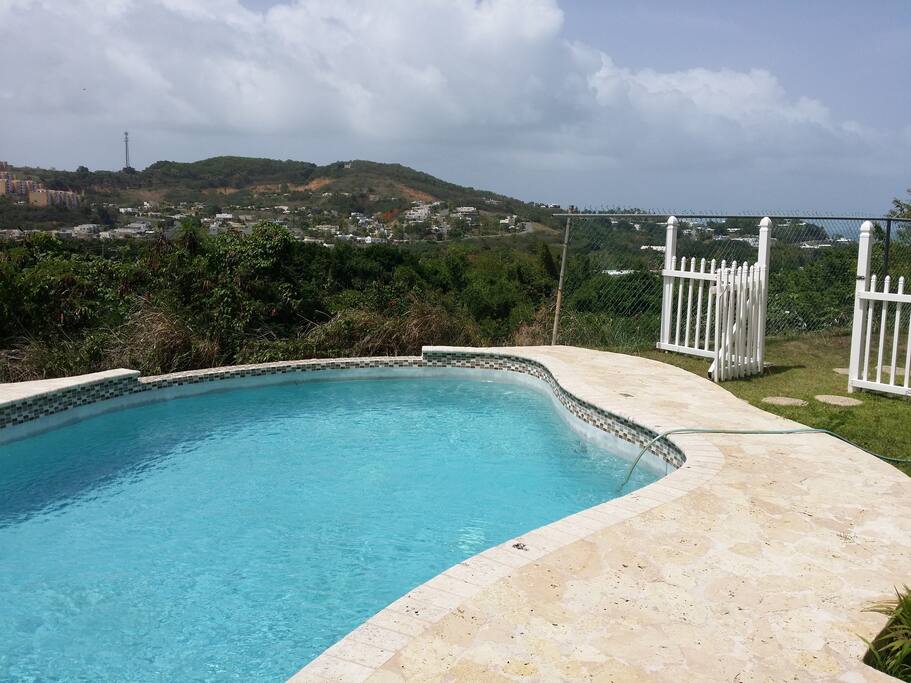 Piscina espectacular con vista al Mar y a las Montañas