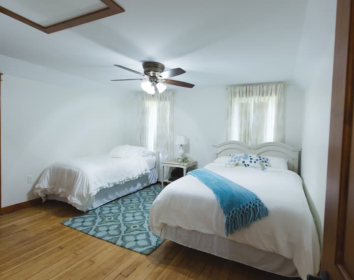 Upstairs bedroom. Queen and twin size beds. 