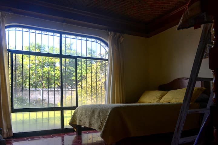 Room with bunk beds and a double bed