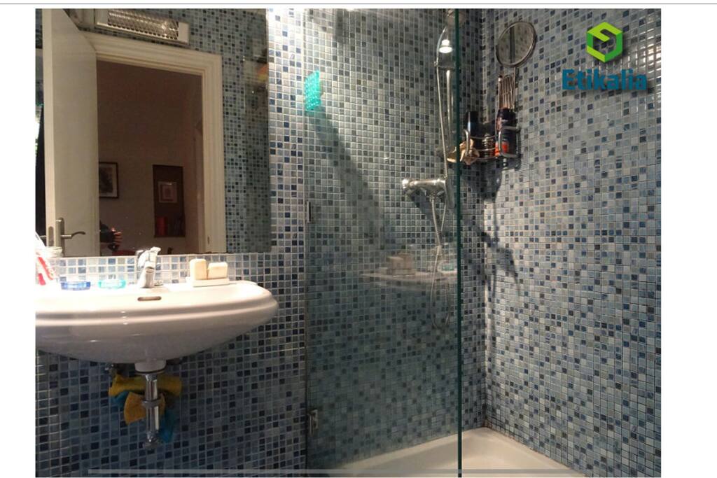 baño completo con. ducha y ventana