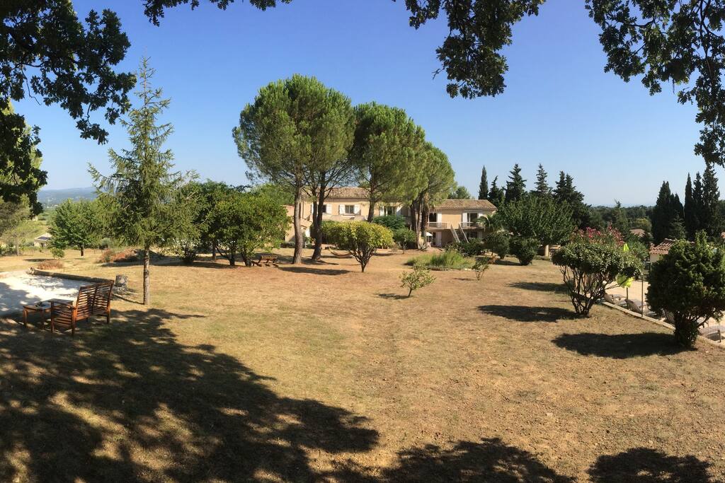 Vue sur la bâtisse depuis le parc
