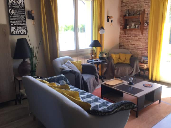 Parte de la sala de estar muy acogedora con chimenea 