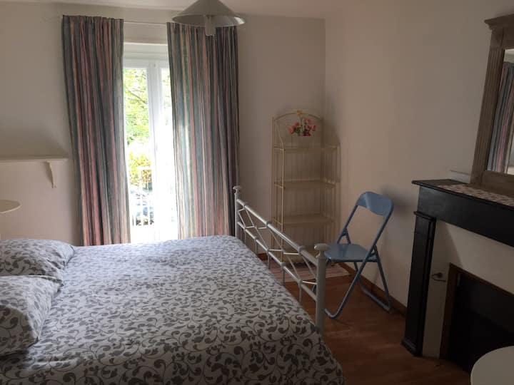 Soveværelse med 1 seng (1,40 x 1,90)