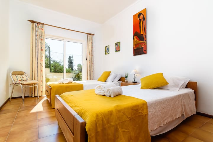Dormitorio (planta baja) con luminoso balcón de jardín y vistas al campo.
