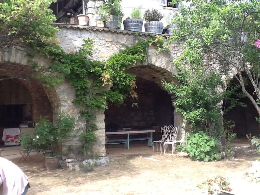 Jardin clos avec espace détente à l'ombre sous les voutes, terrain pétanque, four à pizza