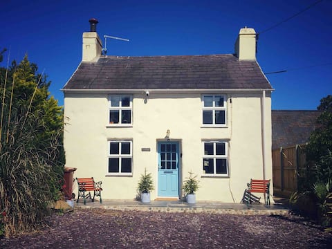 Gorgeous Cottage Near the Sea. Dog Friendly.