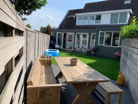 Spacious luxury family home close to the beach and Amsterdam