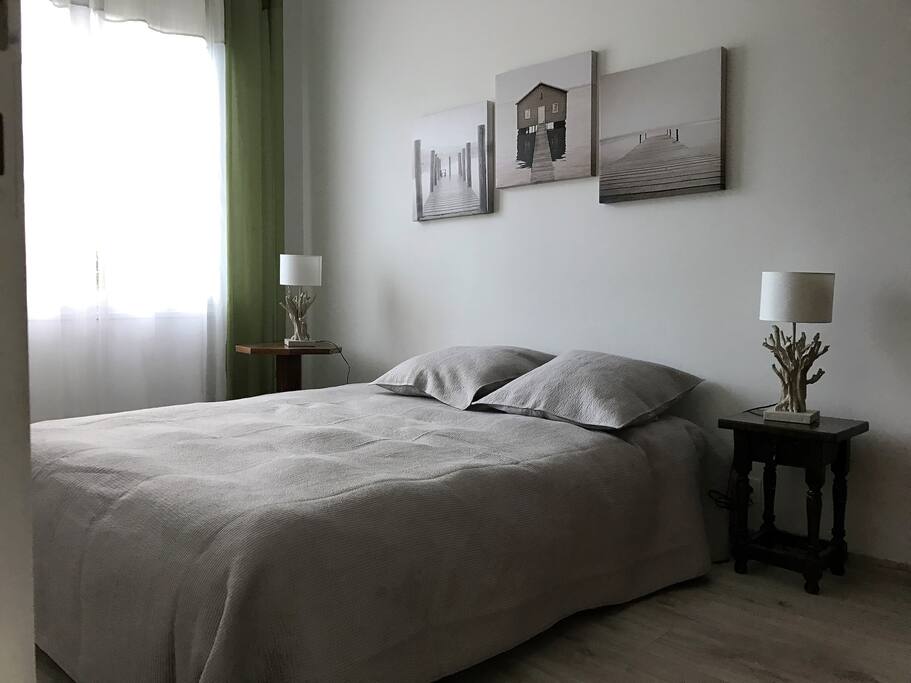 Chambre 1 au rez-de-chaussée avec grand lit 160X200