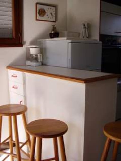 Bar de séparation entre le coin cuisine et la pièce à vivre
