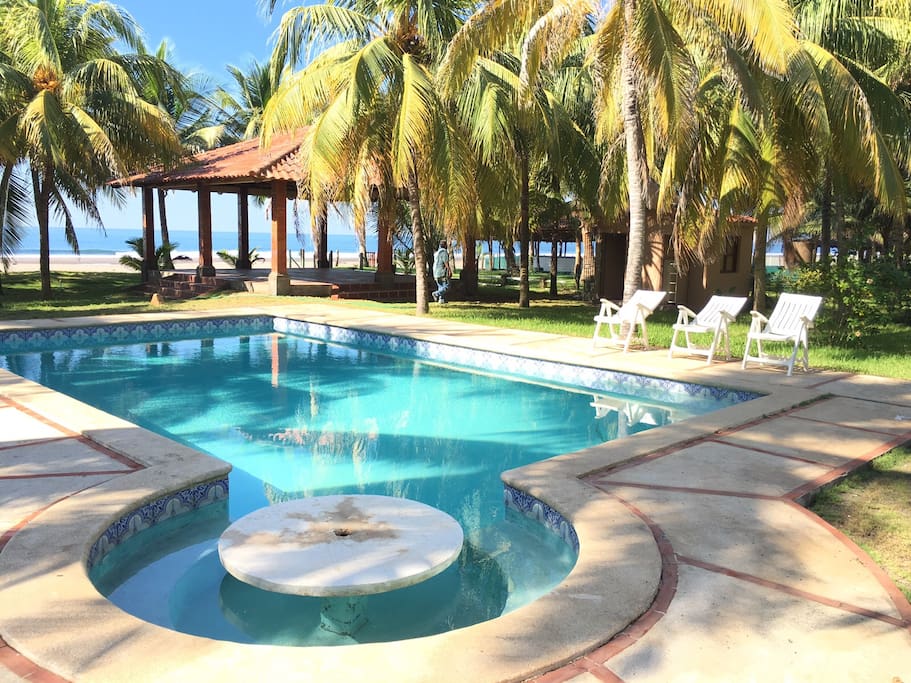 Piscina grande con mesa y sombrilla