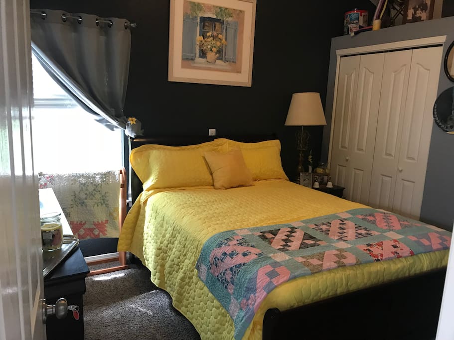Vintage feel with a queen size bed with pillow top and 1800 thread count sheets