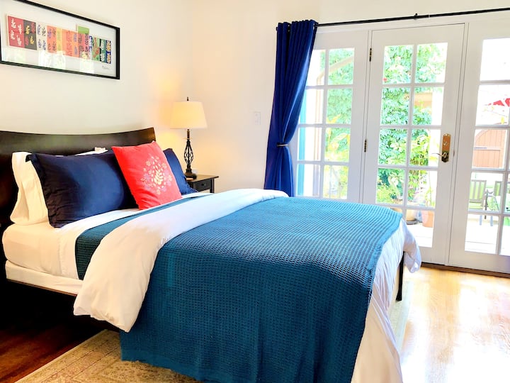 PUNTI SALIENTI: la seconda camera da letto ha accesso diretto al cortile attraverso le portefinestre, oltre a tende che bloccano la luce per chi desidera dormire un po' al mattino.