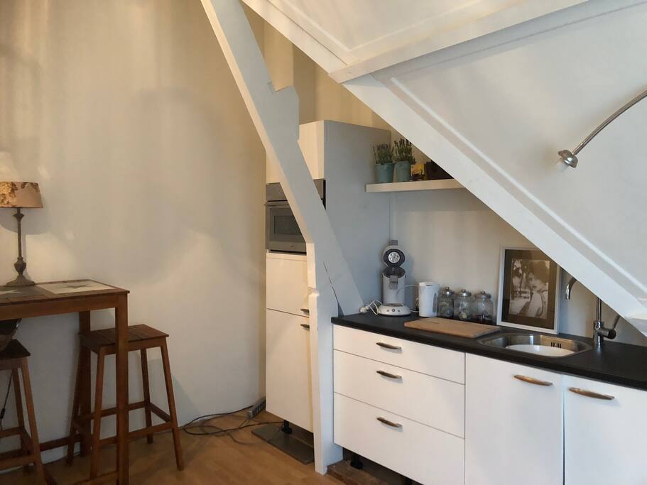 aparte woonkamer met keukenblok maar geen kookgelegenheid, wel koffiezet senseo , servies, bestek en magnetron en koelkast