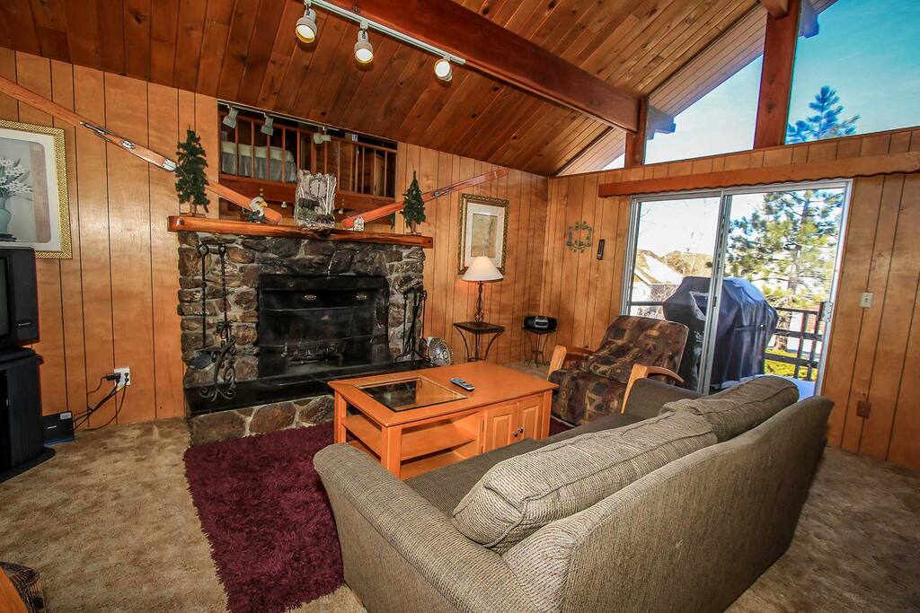 Couch,Furniture,Fireplace,Hearth,Indoors