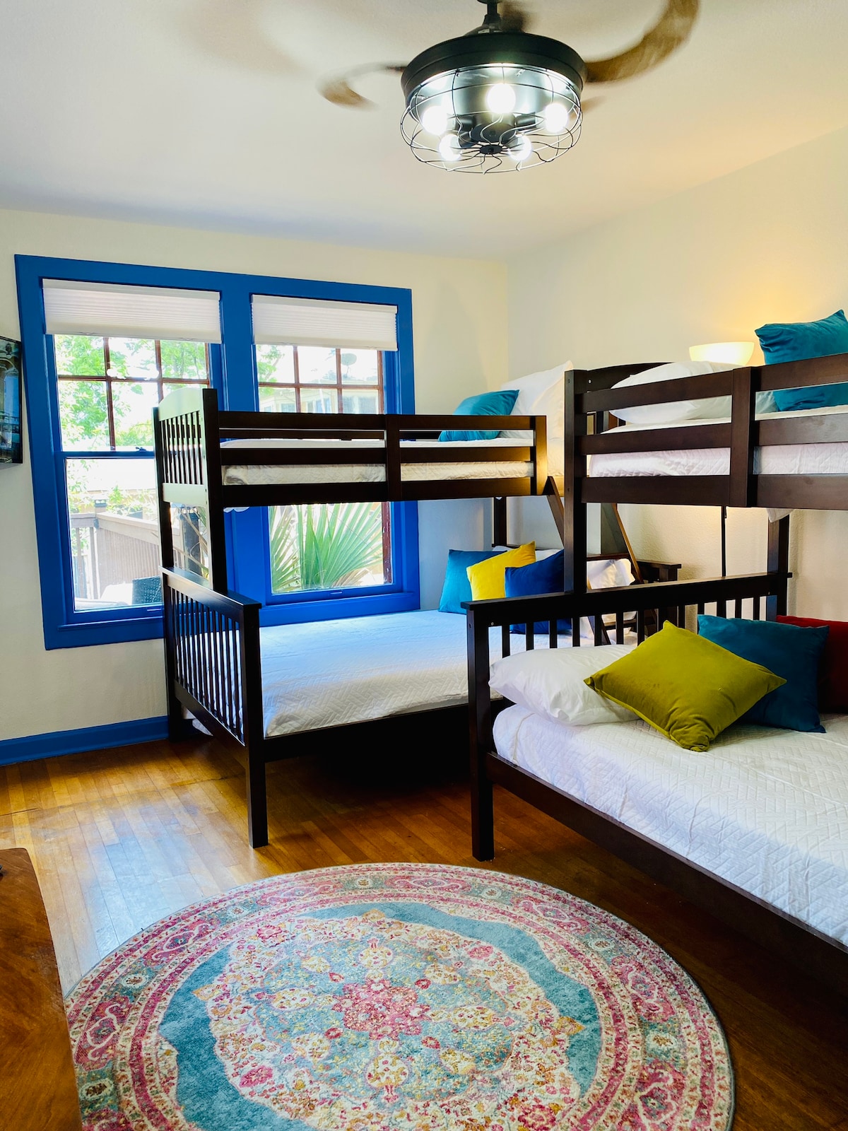 მე-2 დიდი ოთახი, აქვს ორსართულიანი საწოლის ორი კომპლექტი, ქვედა ნაწილში კი ლეიბები. Დამონტაჟებული ნაკადიანი ტელევიზორი. 