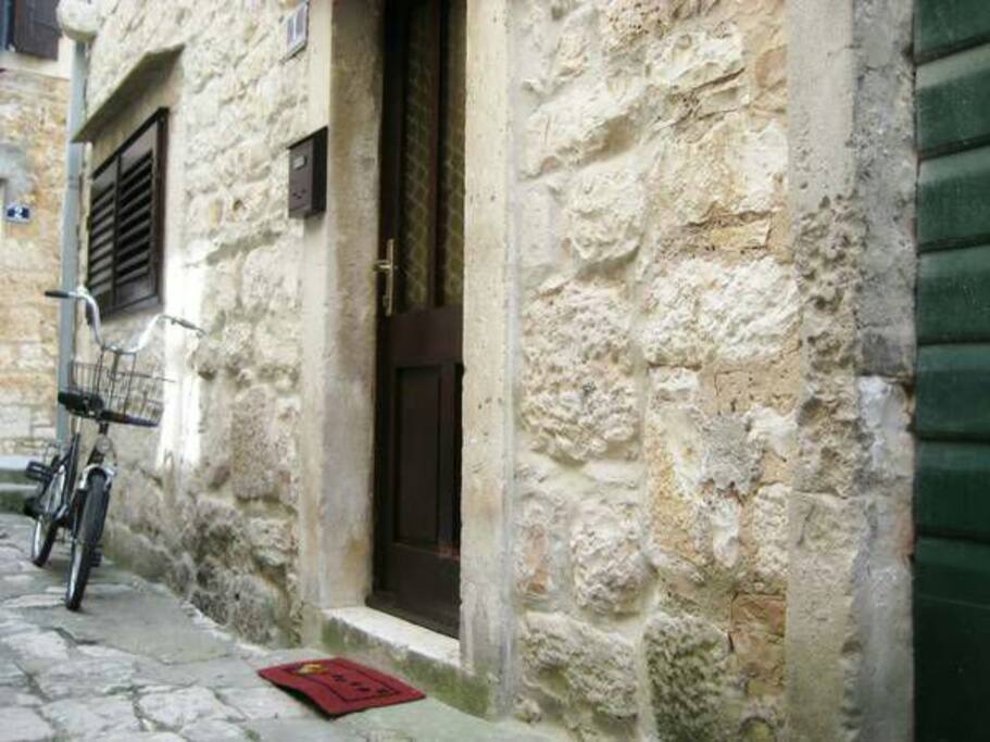Old stone Vis street only 50m from ferry port, ideal location