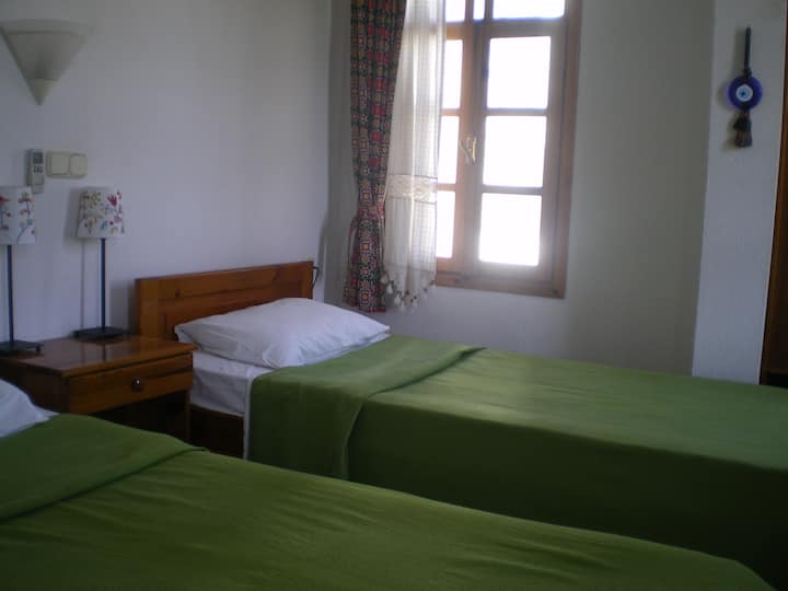 El dormitorio 2 en el primer piso tiene vistas al jardín y a la piscina.