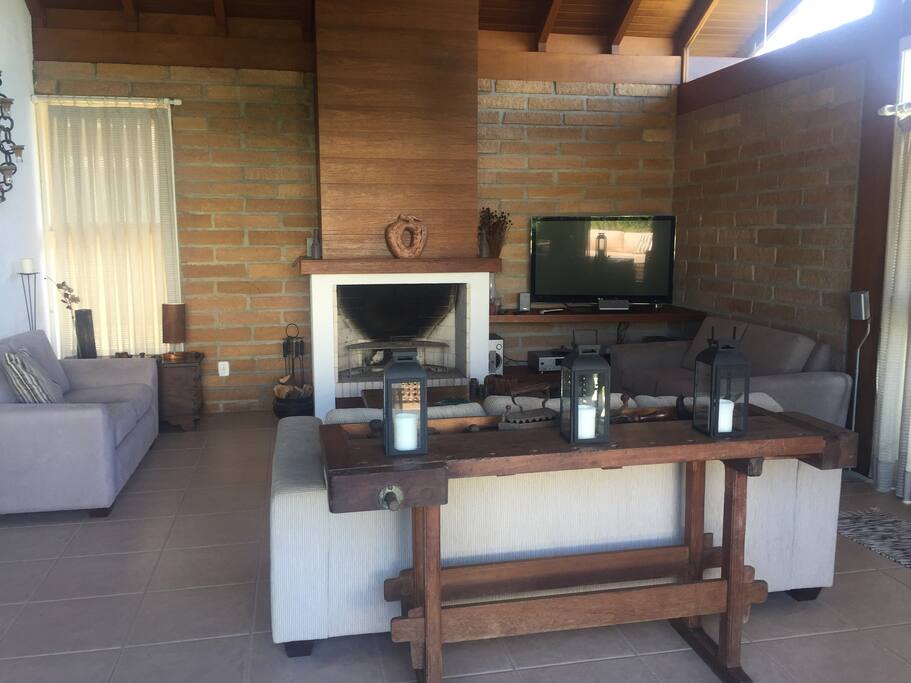 Sala com lareira, TV 50´´ com sky