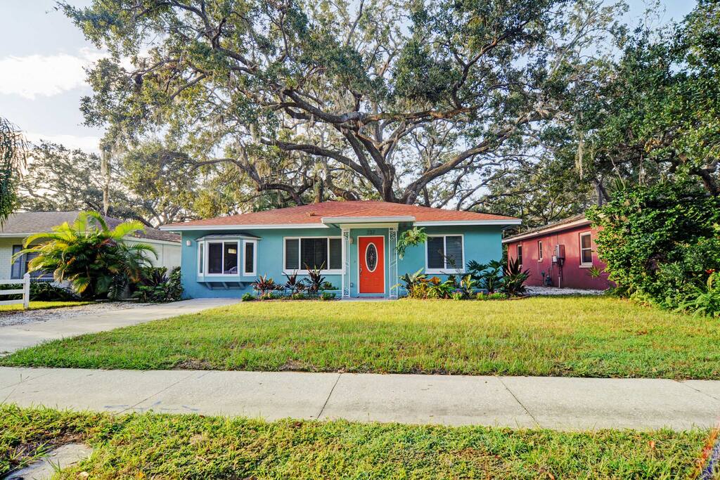 Situated along the red brick streets of a quiet, historic neighborhood, this home welcomes 6 guests to their perfect Sunshine State escape.