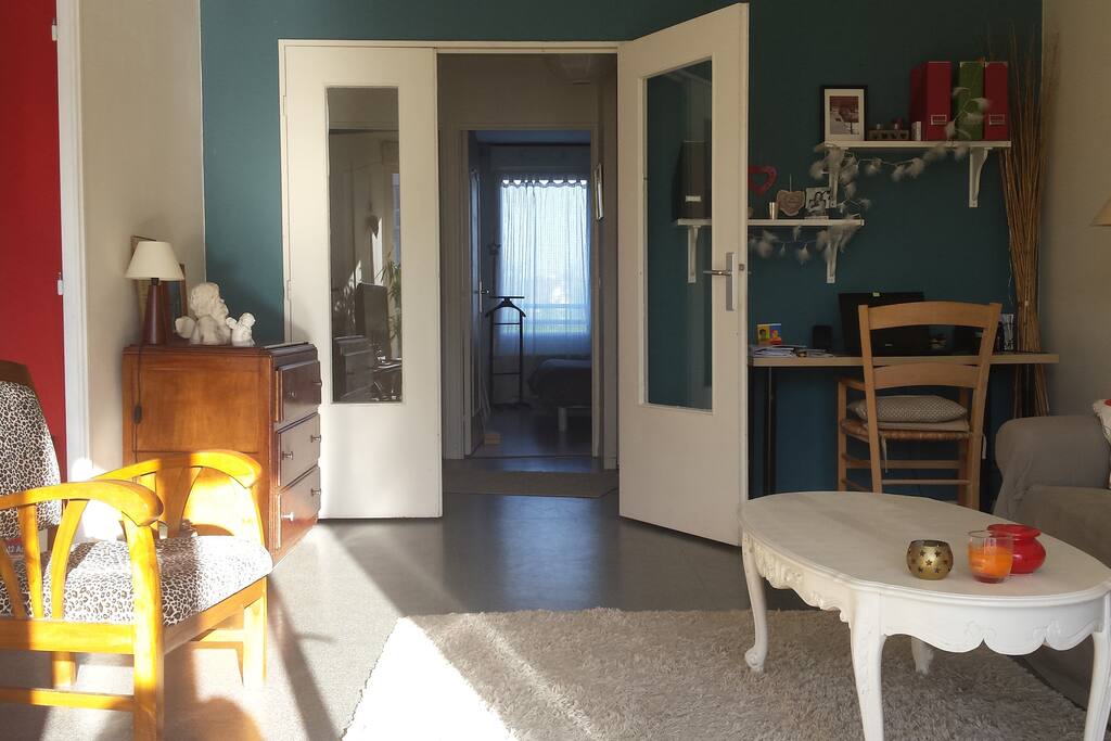 Salon vue sur entrée & chambre