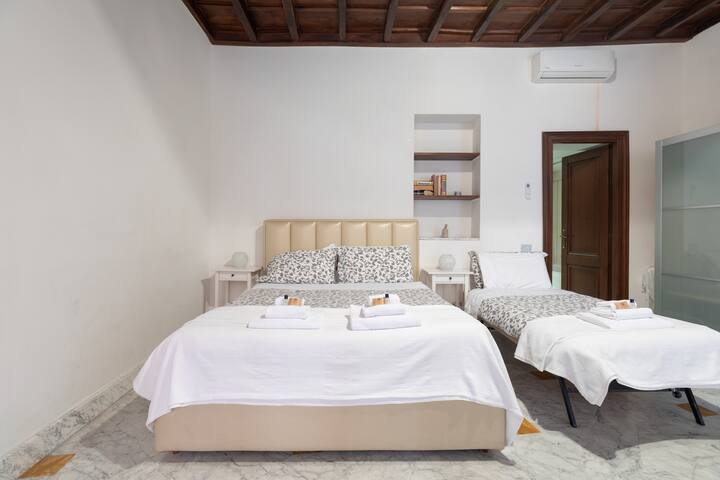 Large Apartment with terrace Near Spanish Steps gallery image 3