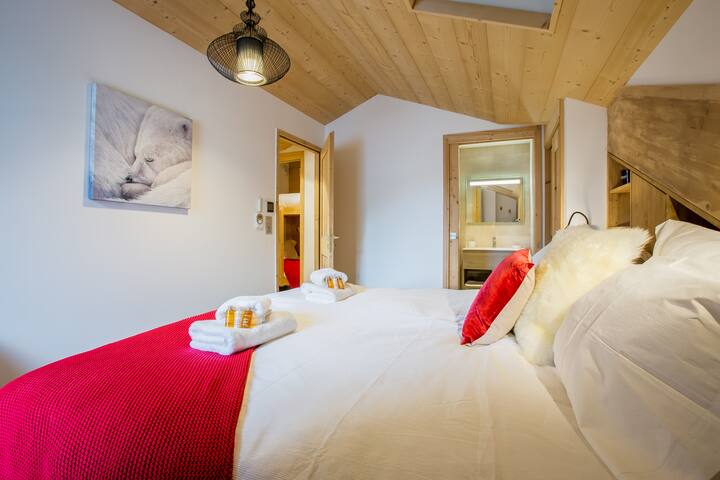 Chambre 1 - Alpes d'altitude. Lit Empereur.  Ce lit ne se divise pas en lits jumeaux