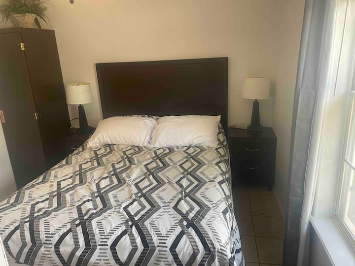 غرفة النوم 1. سرير حجم وسط