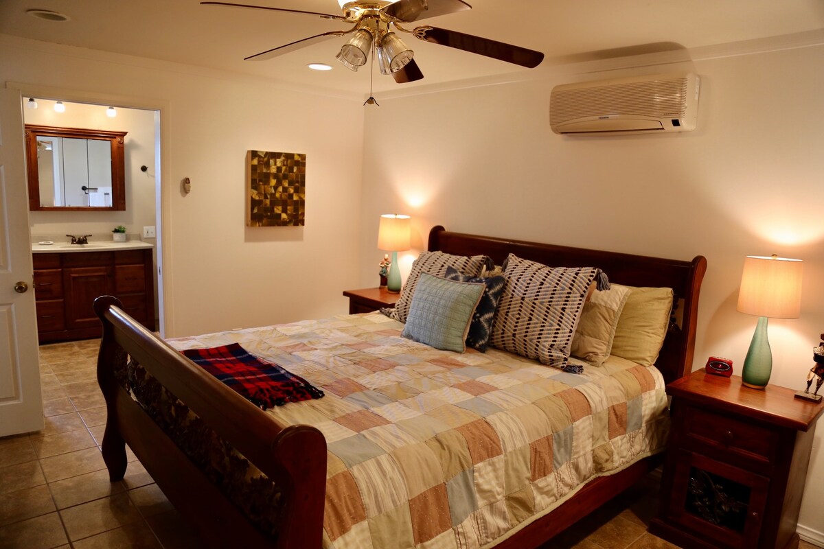 两间卧室中的一间