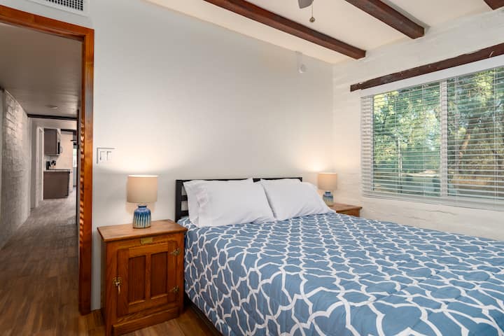 带标准双人床的卧室