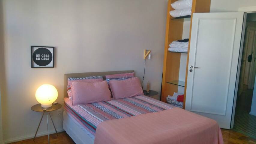 Quarto casal em apê com linda vista em BH!