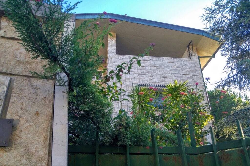 La villa vista dall'ingresso del parcheggio