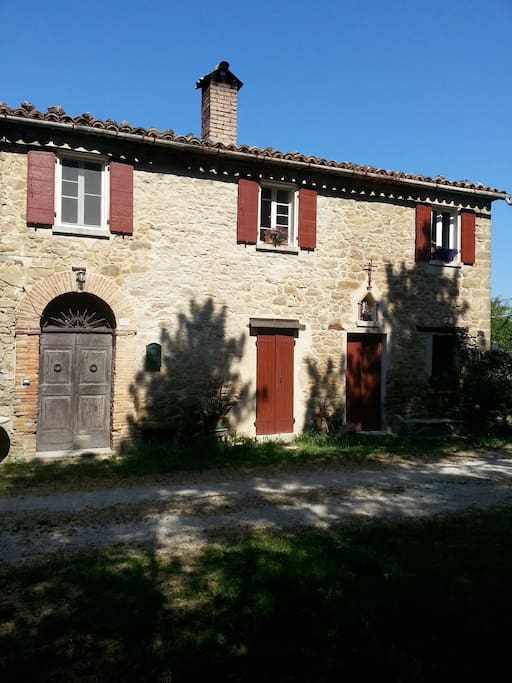 facciata della casa,la terza finestra a dx è la stanza dei prosciutti