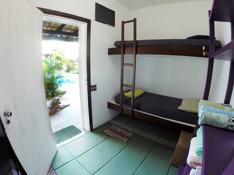 Quarto quádruplo, vista para a piscina