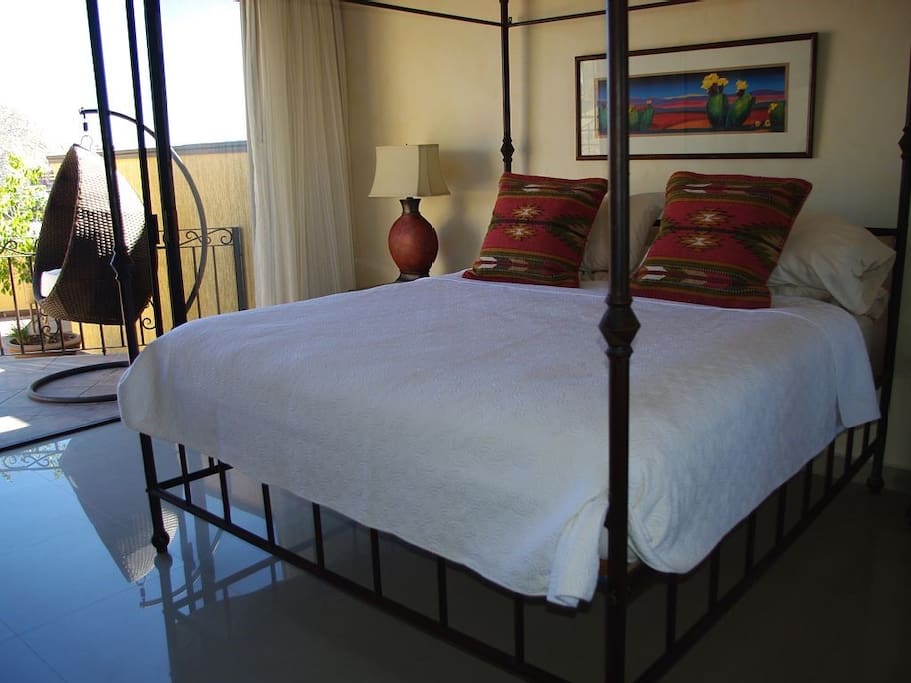 De slaapkamer van de onderste unit leidt naar de patio.