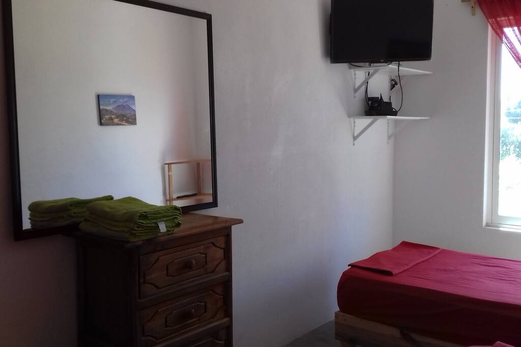 Cuenta con televisión satelital y cajonera para guardar ropa y artículos personales