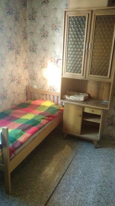 Комната: кровать и шкаф